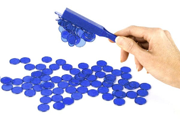 Set mit 100 magnetischen Bingosteinen und Bingorechen