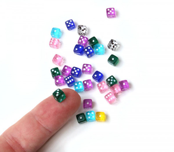 Miniatur Würfel 5mm - bunt - Röhrchen mit 30 Würfeln