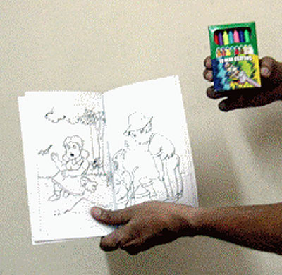 Stifte verschwinden, Farben erscheinen im Malbuch - Zaubertrick