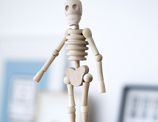 Kikkerland Wackel Skelett aus Holz Holz-Skelett Lazy Bones Skeleton 