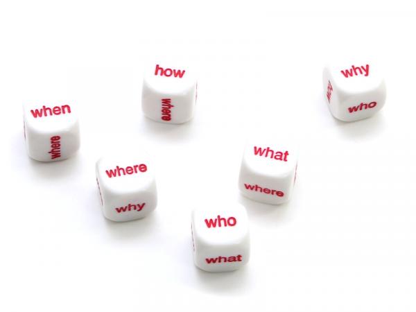 Würfel mit Fragewörter when, what, who, why, how, where