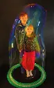 grosser-ring-um-in-der-seifenblase-zu-stehen-closing-in-a-bubble-44462-ipsU.webp